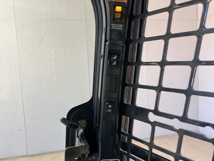 2023-bobcat-t770-image-30