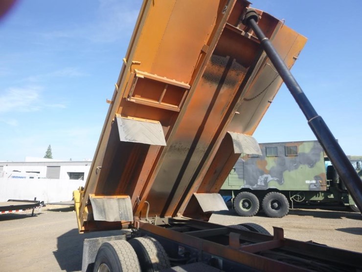 2001-freightliner-fl70-image-10