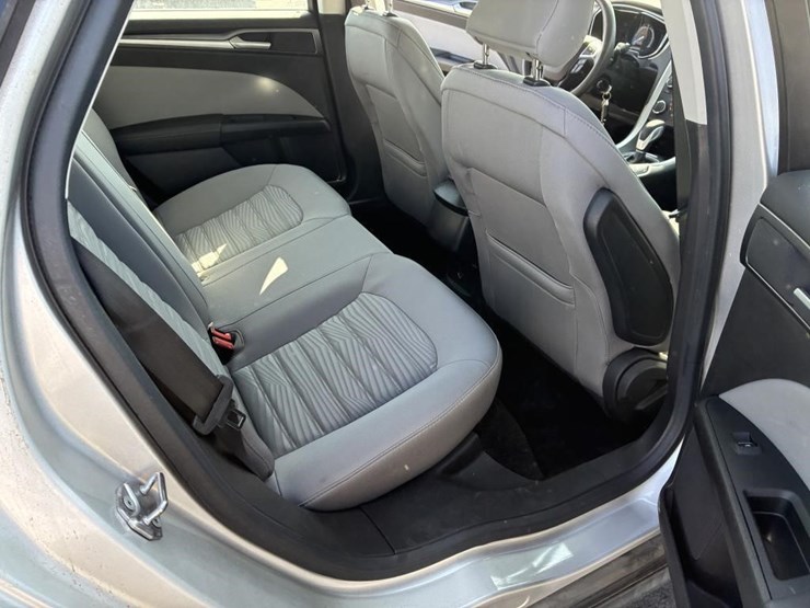 2016-ford-fusion-sedan-image-9