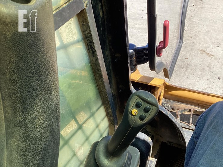 2020-caterpillar-259d3-image-21