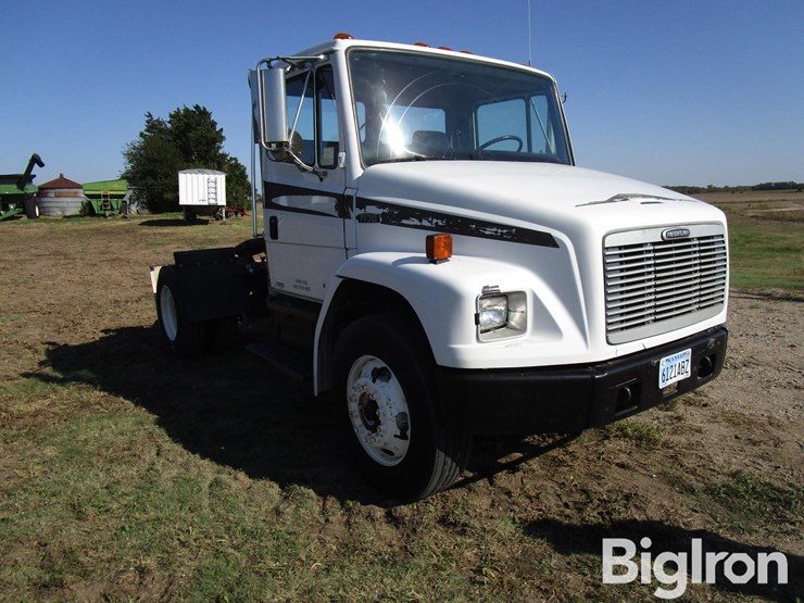 2000-freightliner-fl70-image-3