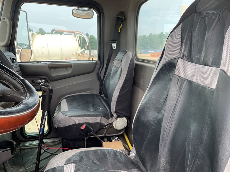 2011-peterbilt-365-image-59
