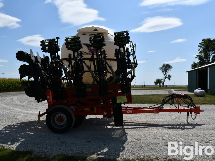 2017-kuhn-1205-gladiator-12-row-strip-till-image-4
