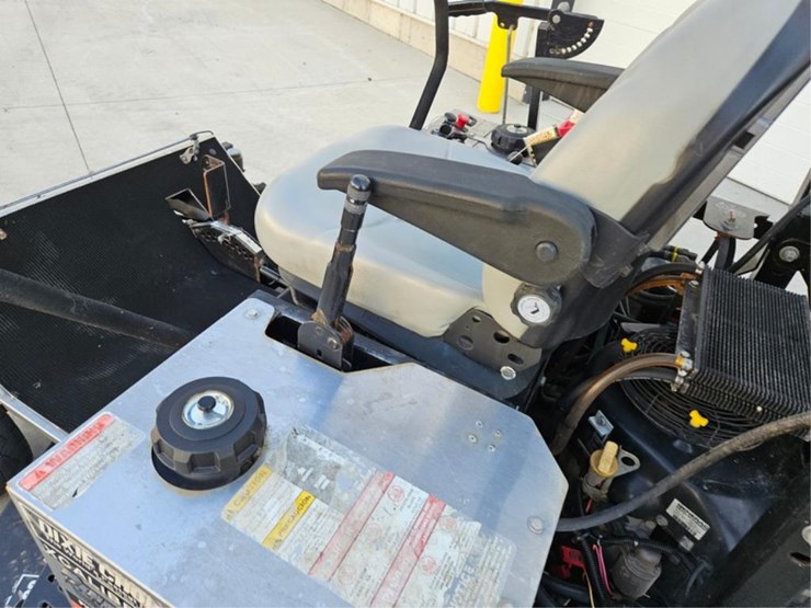#2482-•-2012-dixie-chopper-xcaliber-3366-zero-turn-mower-image-16