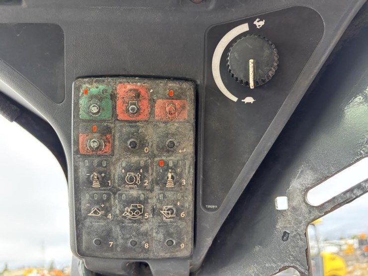 2019-deere-325g-image-29