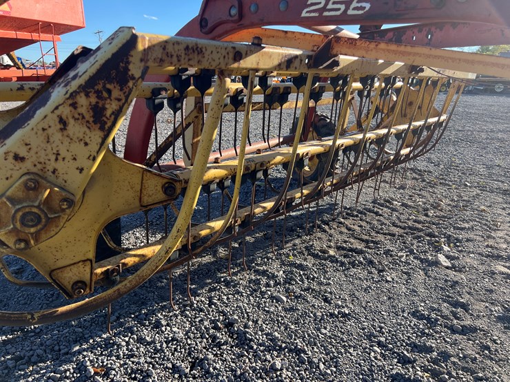 new-holland-256-image-4