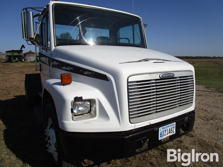 2000-freightliner-fl70-image-15