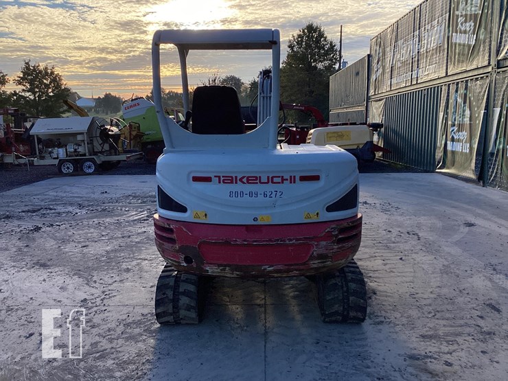 2016-takeuchi-tb240-image-3