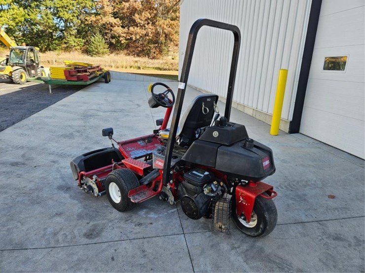 #2530-•-toro-3150-greensmaster-greens-mower-image-3
