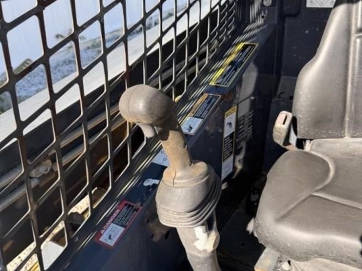 2012-deere-320d-image-11