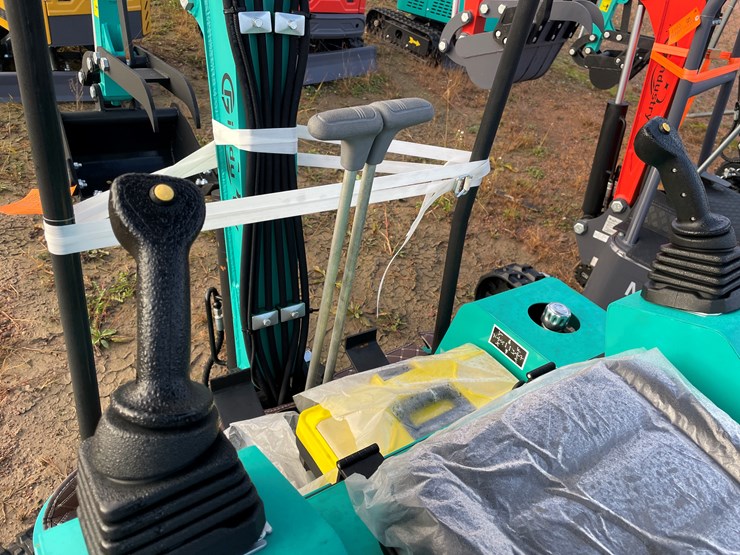 #1690-•-agt-h15r-mini-excavator-image-16