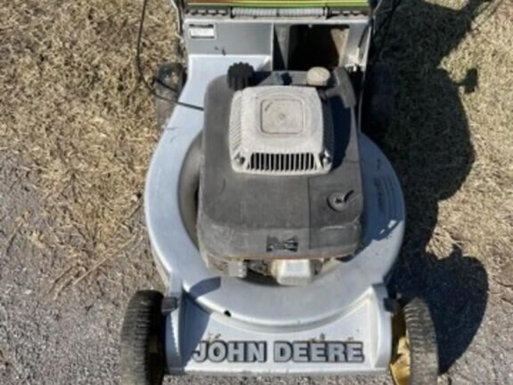 john-deere-143b-21"-cut-gas-push-mower-image-2