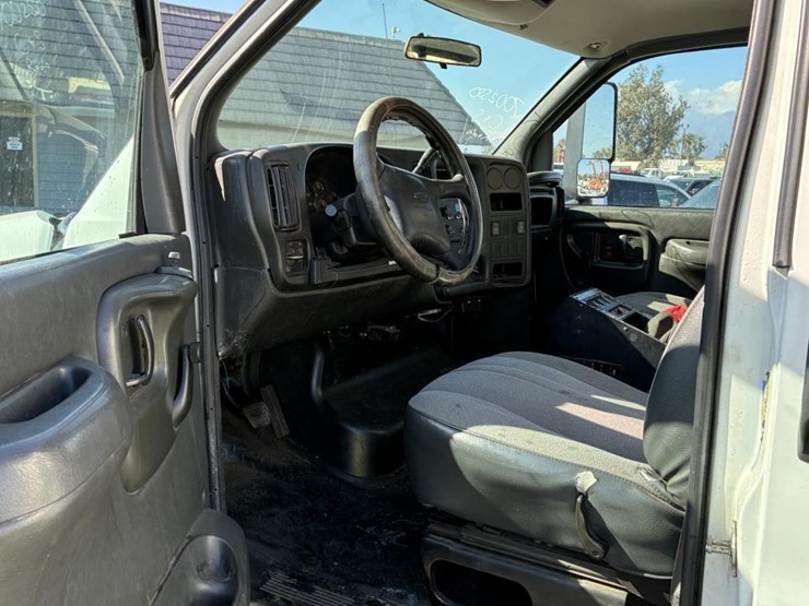 2005-chevrolet-c4500-stakebed-truck-image-14