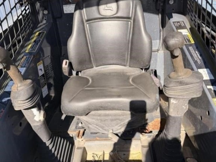 2012-deere-320d-image-9