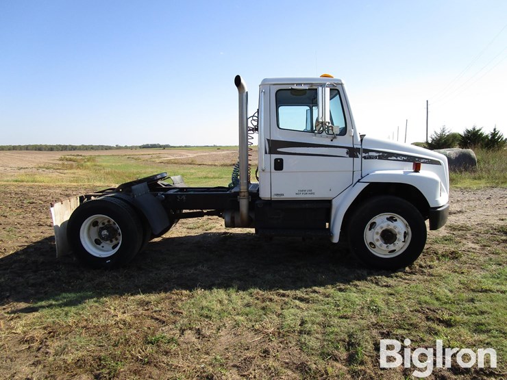 2000-freightliner-fl70-image-4