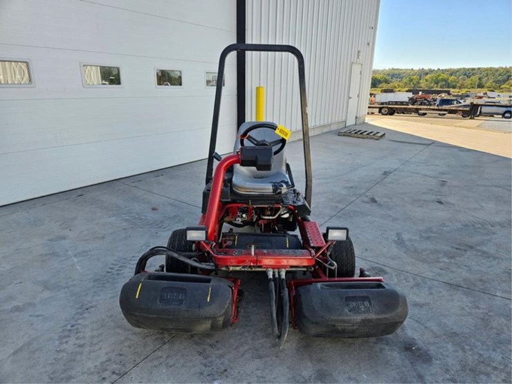 #2530-•-toro-3150-greensmaster-greens-mower-image-7