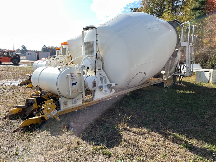 #3372-•-mcneilus-cement-mixer-drum-with-chutes-and-controls-image-1