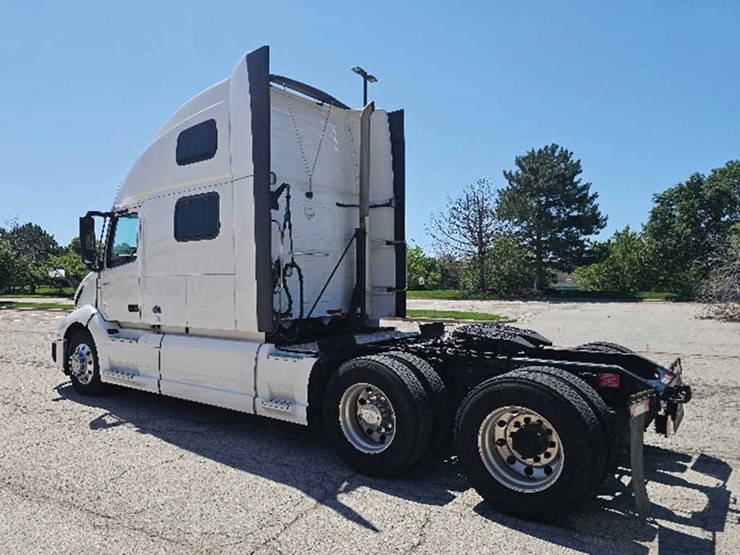 2023-volvo-vnl-860-image-2