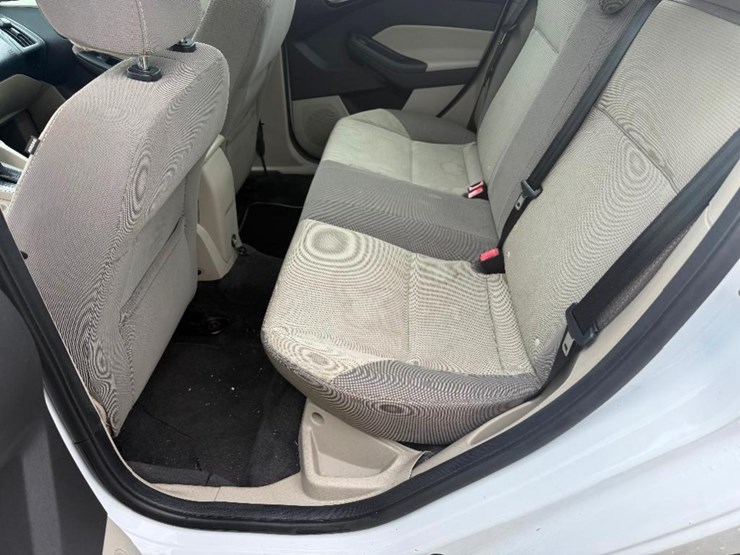 2013-ford-focus-(at,-2.0l,-sunroof,-radio-does-image-13