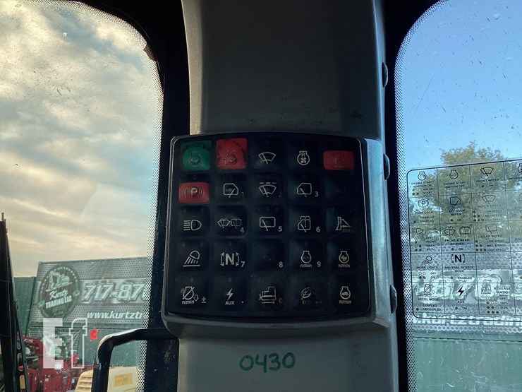 2021-deere-750l-image-17