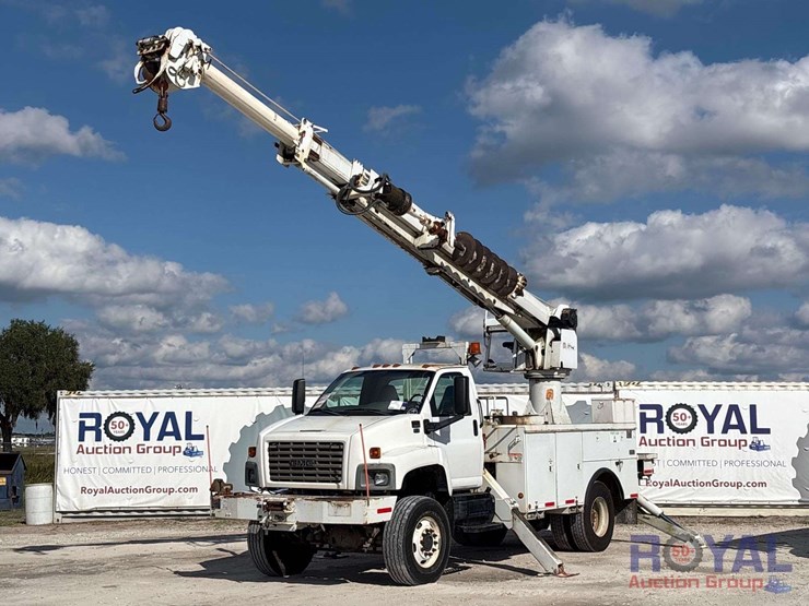 2009-gmc-c8500-altec-dm47-47ft-insulated-derrick-digger-truck-image-1