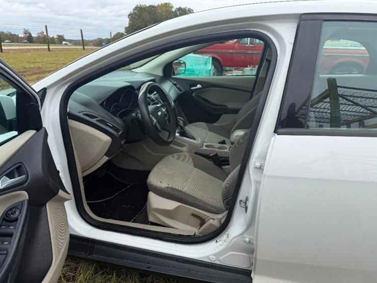 2013-ford-focus-(at,-2.0l,-sunroof,-radio-does-image-9