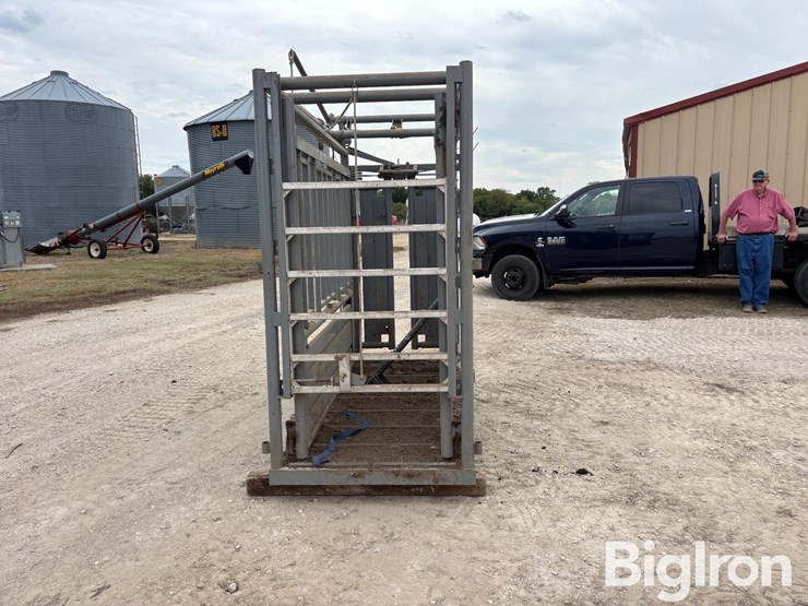pearson-cattle-squeeze-chute-image-5