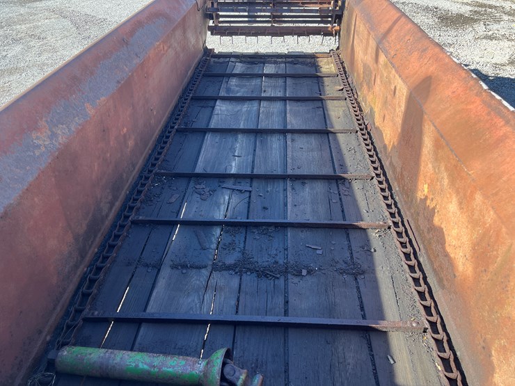 new-holland-327-image-3