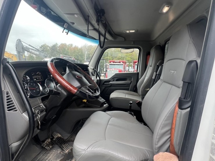 2016-kenworth-t880-image-18