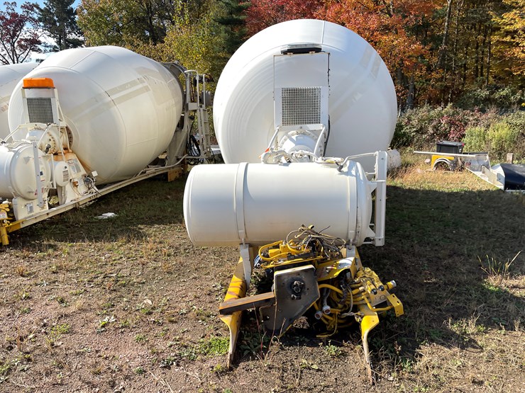 #3372-•-mcneilus-cement-mixer-drum-with-chutes-and-controls-image-2