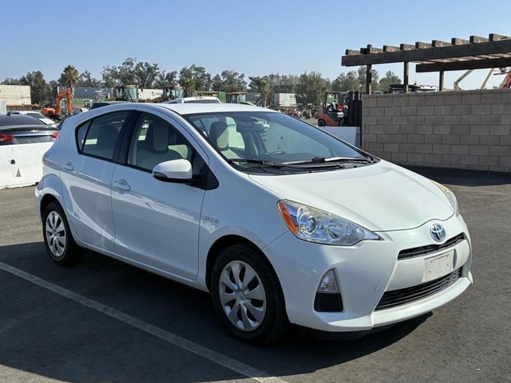 2014-toyota-prius-hatchback-image-2