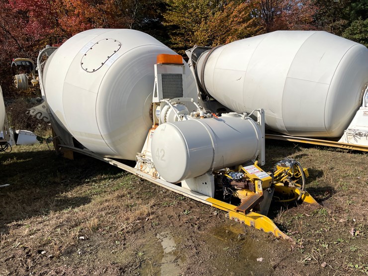 #3373-•-mcneilus-cement-mixer-drum-with-chutes-and-controls-image-3