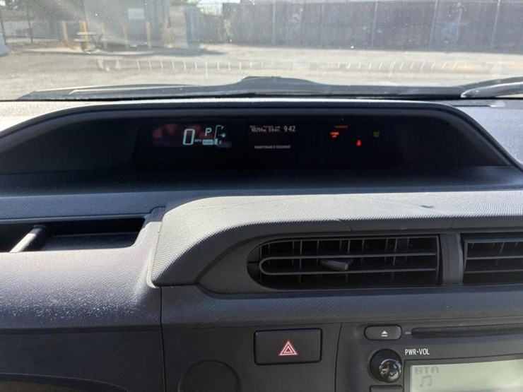 2014-toyota-prius-hatchback-image-14