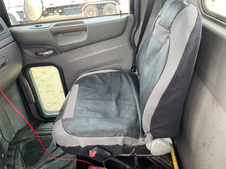 2011-peterbilt-365-image-61