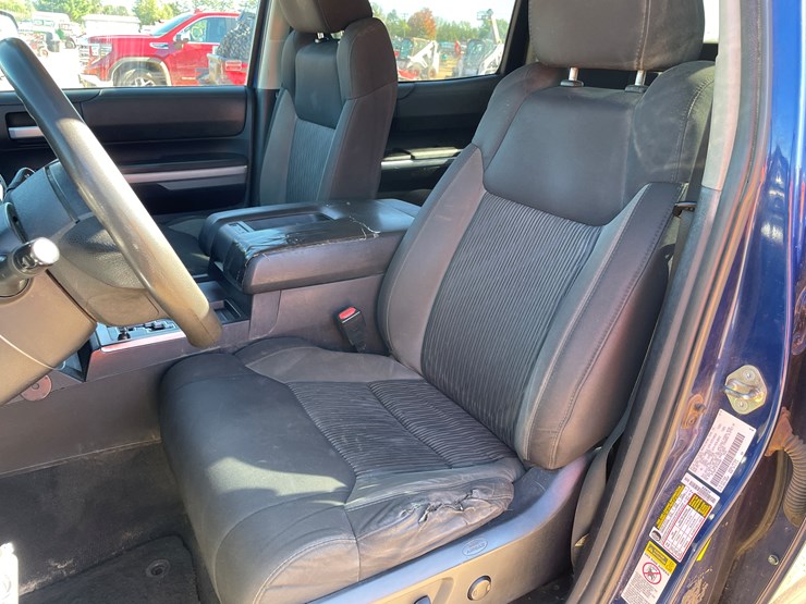 2015-toyota-tundra-sr5-image-28