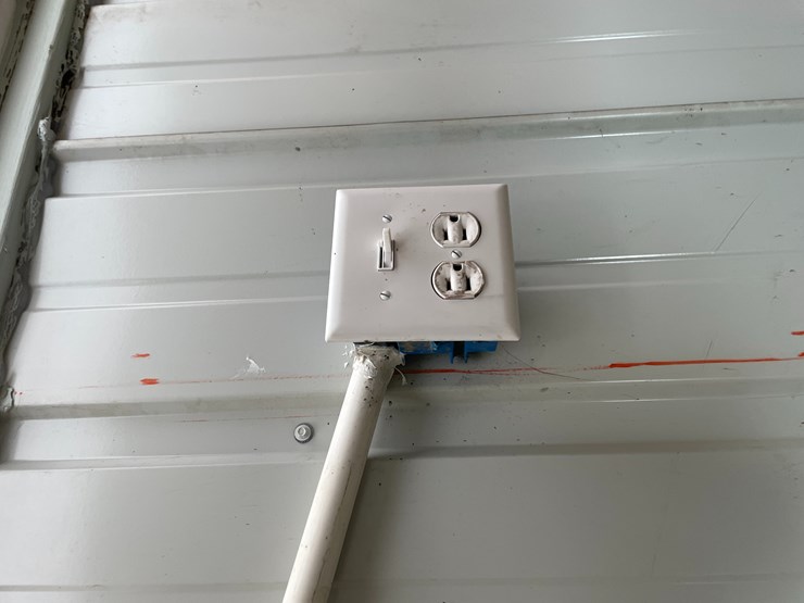 #3199-•-converted-storage-office-box-image-15