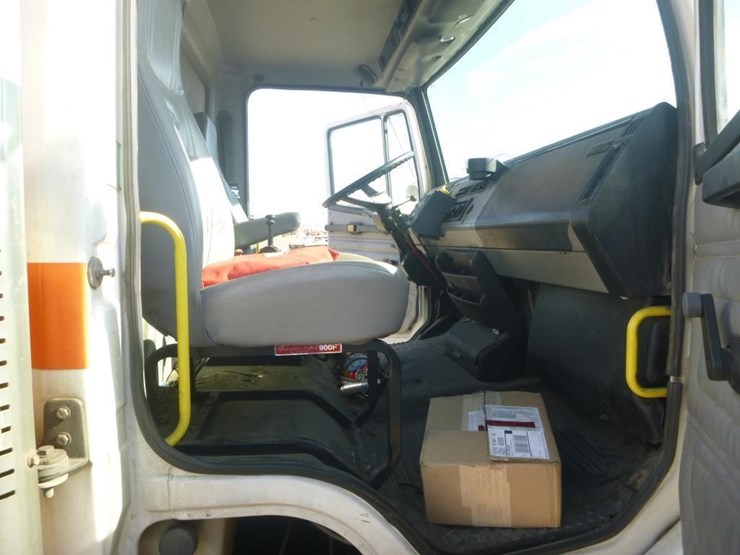 2001-freightliner-fl70-image-13