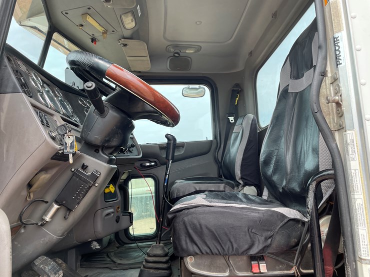 2011-peterbilt-365-image-58