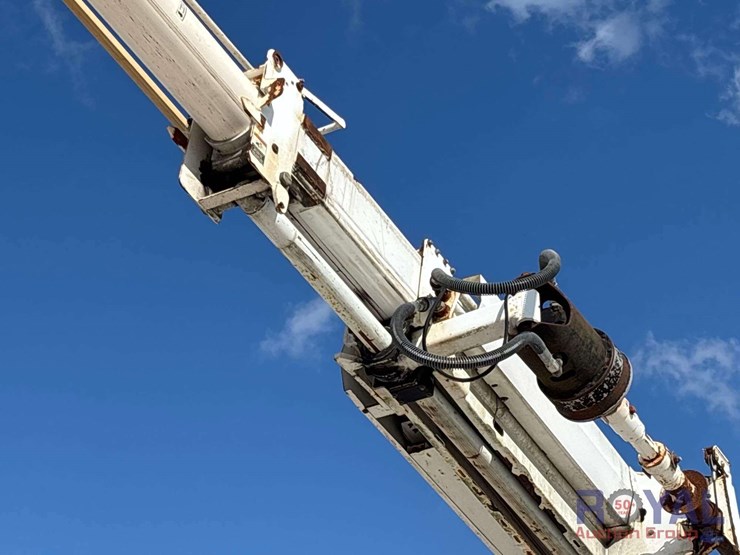 2009-gmc-c8500-altec-dm47-47ft-insulated-derrick-digger-truck-image-15