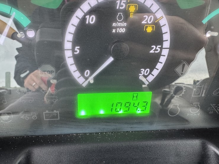 2014-peterbilt-384-image-9