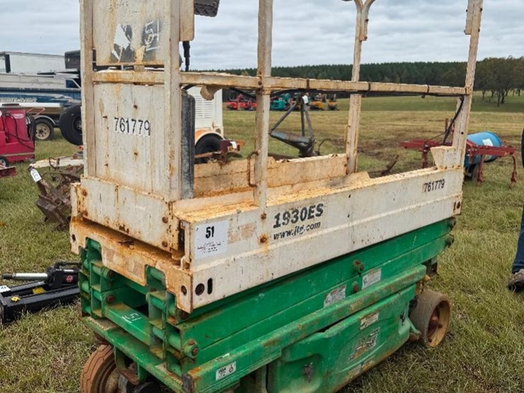 jlg-scissor-lift-image-1