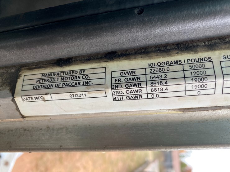 2012-peterbilt-384-image-59