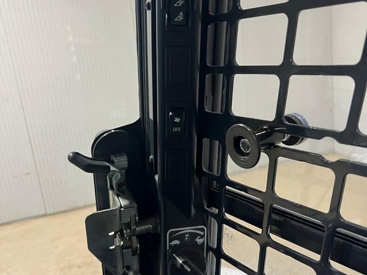 2023-bobcat-t740-image-30