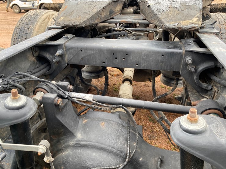 2012-peterbilt-384-image-39