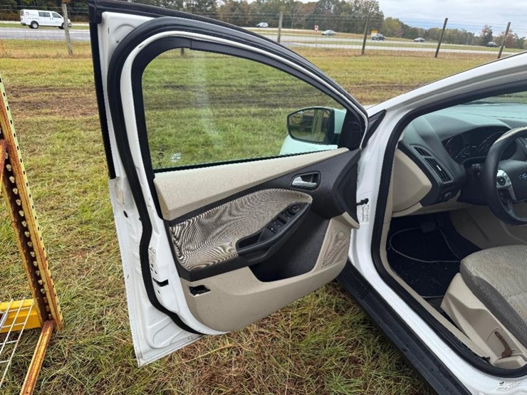 2013-ford-focus-(at,-2.0l,-sunroof,-radio-does-image-8