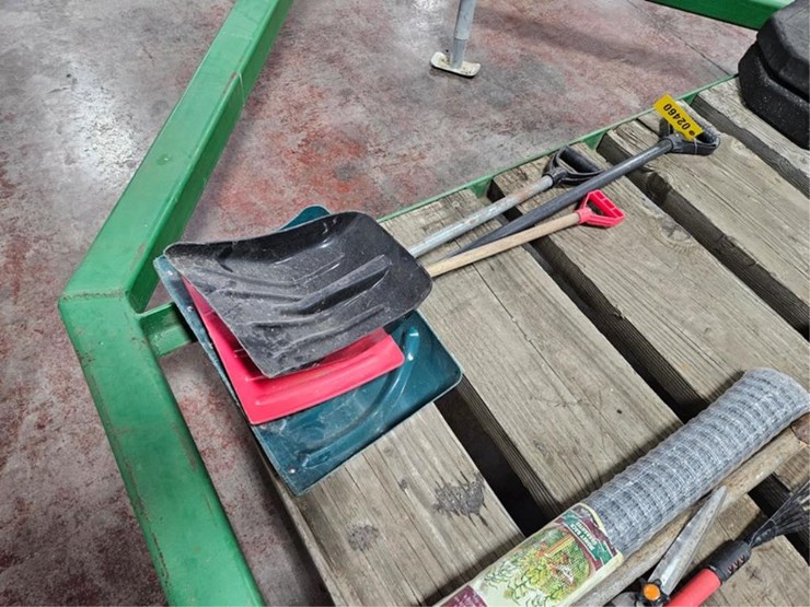 #2460-•-3---snow-shovels-image-1