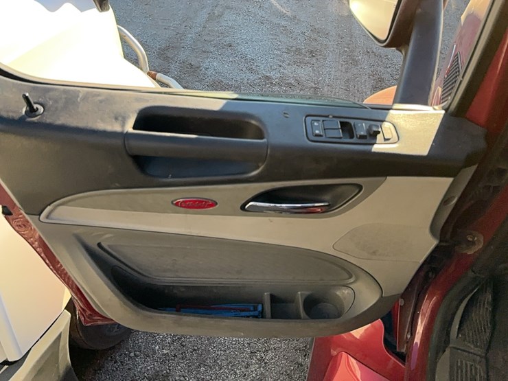 2020-peterbilt-579-image-14