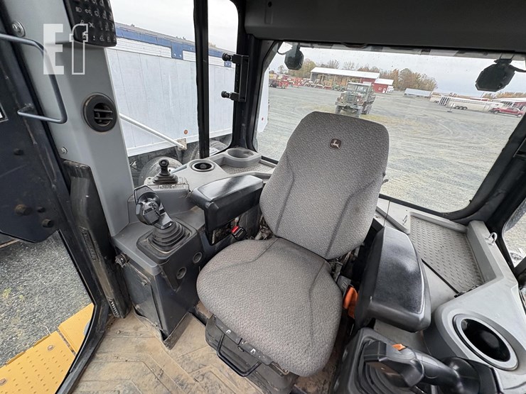 2021-deere-700l-image-12