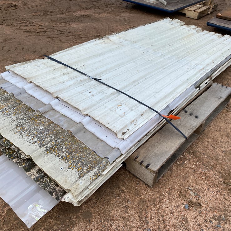 #3395 • Pallet of Plastic Siding