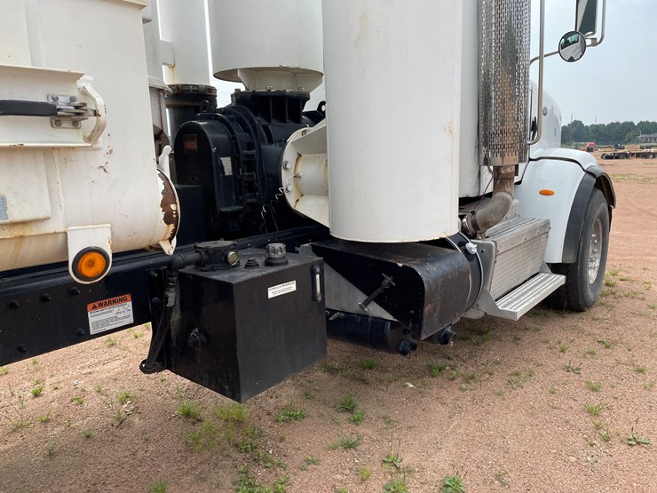 2011-peterbilt-365-image-45